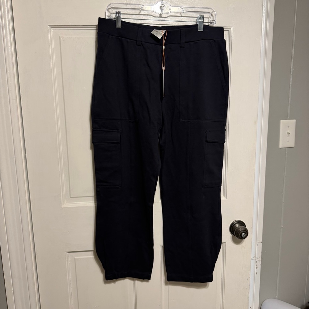 Quince NWT Black Cargo Pants
